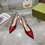 2024-1 酒红 35-42 这款Gucci Signoria系列浅口鞋以佛罗伦萨中心广场命名，焕新再现品牌发源地的经典优雅格调。这款鞋履匠心融蕴优质皮革、尖