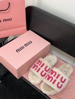 橙子出厂价 Miumiu 缪缪 秋冬新款毛毛拖鞋 可甜可盐的喵喵女孩 质感的毛毛给这款增添不少少女心。 原版 1：1开发，各大明星 网红的热爱款 ， 原版开模水