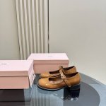 Miu Miu24早秋新品复古 玛丽珍鞋 满满复古风 复古又有一丝丝帅气 很有格调～ 可盐可甜 搭配袜子百褶裙 甜妹标配！ 面料采用进口小牛皮 内里垫脚均为混种
