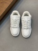 Lv Trainer Maxi运动鞋出货本款 Lv Trainer Maxi 运动鞋取材柔软牛皮革，以大号廓型和凸纹外底重绎原版 Lv Trainer 运动鞋设