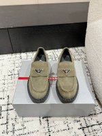 情侣款Prada 普拉达25 早春 新款 三角标 乐福鞋一腳蹬厚底乐福鞋 普拉达新款，这款牛筋底上脚非常舒适，穿上增高休闲两不误，清爽的表现足以表达对鞋子的个个