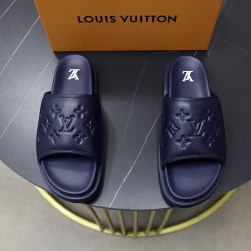 出厂价： 品牌：LV路易威登标准码：38-44 45定制 等级：官网同款 材料：原版皮料设计 原版轻便耐磨组合大底款式类别：男士时尚凉拖鞋 尊贵奢侈品大牌元素