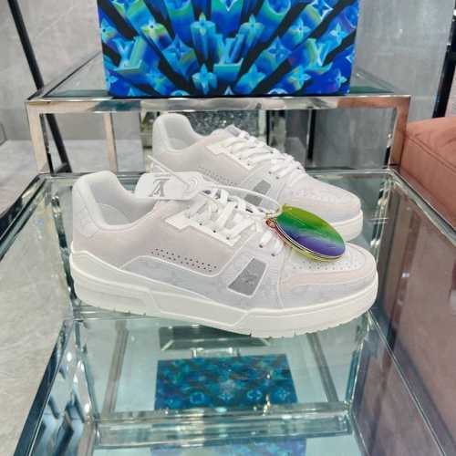 顶级版本 情侣款上线Virgil Abloh 向篮球鞋设计汲取灵感，推出标志性 LV Trainer 运动鞋，经典的花纹富含着整体的特性，此次取材压印细腻 Mo