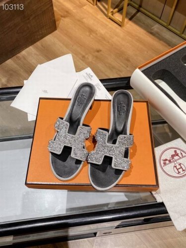 全新改版 Hermès 包装海绵升级，版型做工材料升级。 Hermes市场最高版本纯手工鞋 顶级产品爱马仕拖鞋 早春新款原版一样， 师傅级纯手工打造 ！高端定制