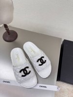 小香 厚底拖鞋 P380 五金Logo 加持 舒适有范 白色 小羊皮 手工拖鞋 l 质感满满 经典圆头厚底设计 超舒适 Logo清晰可见 优雅 内里选用小羊皮内