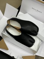 代购级版本 莞产 Maison Margiela 最好穿的tabi这双马吉拉真的太舒适～已经完全脱不掉了！小羊皮质感非常软糯 不卡脚趾 完全不需要磨合可以踩脚
