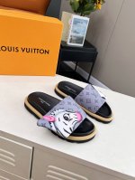 lv驴牌l家 2024爆款 浮雕logo 压花 凉拖鞋 本款 ol llow comfort 平底凉拖取材科技织物，以高频压印技术重绎 monogram 图案。