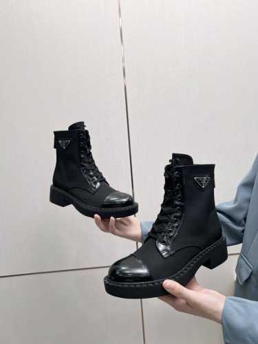 出厂价 2052Sss重推磅出普达拉最新款长靴 Prada早春t台走网秀红款同＂造梦不夜城＂，Prada能在重要场合用得上了，清新风带点小贵气感觉的，上脚非常百