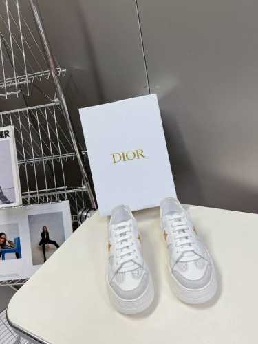 Dior迪奥新款松糕鞋厚底休闲鞋太古汇RMB8230购入开发 这款Dior Star运动鞋延续经久不衰的轮廓，采用牛皮革精心制作，所以上脚会特别的舒服哦饰以同色