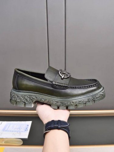 品牌： Louis Vuitton Lv.路易威登品质：官网同款 原版大底材料：定制头层小牛皮 牛皮内里 原版大底款式类别：男士时尚休闲商务皮鞋 套脚款男鞋系列