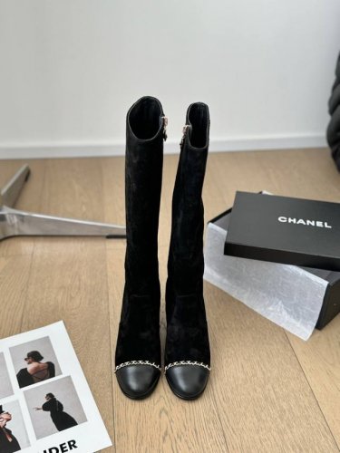 Chanel 24B小香经典骑士靴 永恒的经典 鞋柜里常青的系列单品 一般碰到这个类型的靴子可以多入哦～ 具有名媛气质 又带着一丝不经意的小复古 小小圆头拼接设