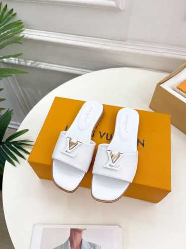 平底 中跟 Lv 路易威登 24 2024 春夏新款 顶级版本原版一致 专柜主打最新款 Lv Capri 字母扣拖鞋 硬货上新 代购级别！高级感十足！国内外博主