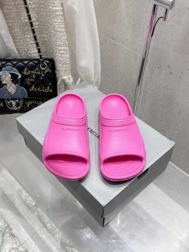 BALENCIAGE 巴黎世家 Pool Crocs 合作款厚底拖鞋胶拖原版1:1还原，单码单模，大小合适，舒适度满满，后跟和原版一致有码标，所有鞋面颗粒感，鞋