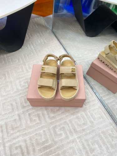 出厂价350 2025年Miumiu 早春凉拖鞋，牛磨砂拼接 酒椰叶纤维质感钩编织、Miumiu标扣，时尚休闲 进口小牛磨砂、酒椰叶纤维质感钩编织物，进口小牛皮