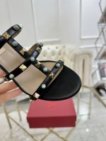 valentino25Ss专柜新品。网红街拍都爱搭配的腔调单品哦~ 跟着时尚达人的步伐来走准没错！搭配上简单或时尚款的衣服穿，鞋面镂空设计搭配V家经典铆钉点缀，