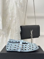 厂价 AlAIA｜阿莱亚23S新品复古镂空玛丽珍鞋芭蕾舞鞋 满满的少女风 既摩登又复古的味道 非常的简约大气 不管是半身裙 连衣裙还是牛仔裤 它都能成为点睛之笔