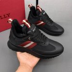 pp Bally 巴利 新款男士拼接休闲运动鞋，采用进口小牛皮搭配高弹力布而成，两侧缀以红色装饰鞋外腰饰有bally品牌标志，双层外鞋舌饰有bally 品牌标志