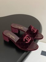 p310- 25Fw春夏新款Chanel小香电绣双C菱格一字拖鞋高跟粗跟拖鞋 穿不腻的百搭凉拖 超经典的一款 休闲中带着精致 气质拿捏稳妥 今年春夏绝美加分宝藏