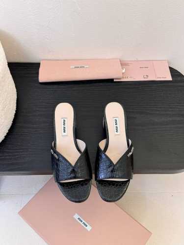 MiuMiu*2025ss缪缪春夏新款高跟镶钻小牛皮凉鞋拖鞋Zp开发 原版拆卸 秒杀市面普通版本，miumiu真的太少女啦！小牛皮超级软糯 舒适度超高！ 鞋面：
