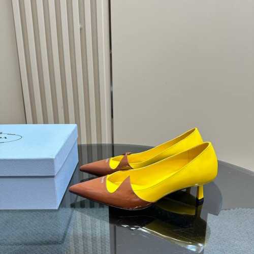 厂价 PRADA 普拉达25走秀尖头猫跟单鞋必须夸一下这双小猫跟挺高级的 酷中带点小性感！鞋面采用进口开边珠牛皮内里垫脚进口小羊皮 意大利进口牛皮大底跟高：5.