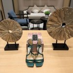 jlmmy Choo周仰杰2024 专柜款3D棱格磁铁盒包装 顶级版本，低端勿比。 摩登鞋履，Azia95大弧度手工绸缎凉鞋系列。 “彩色系满钻烫系列”！ 时尚