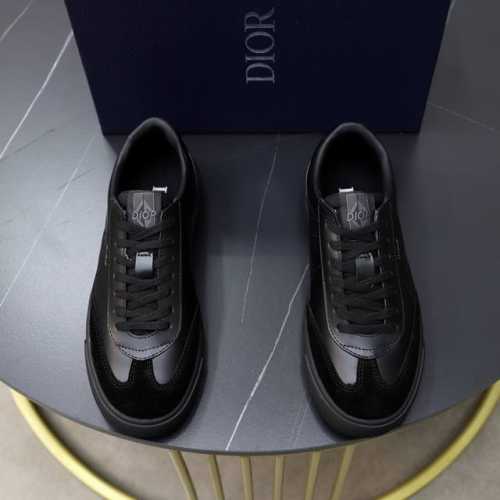 出厂价： 品牌：Dior 迪奥 标准码：男码38-44 45定制 等级：官网同款 材料：顶级原版牛皮拼接而成 原版耐磨轻便大底款式类别：男士潮流时尚休闲鞋 尊贵