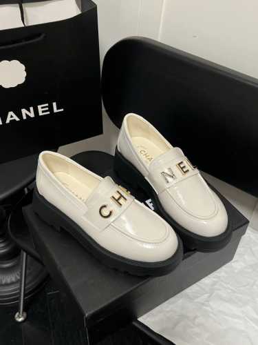 出厂： Chanel 香奈儿 早春新款 字母乐福鞋 一脚蹬乐福鞋 厚底单鞋 春季香家必备爆款，女神系列，拥有香家特色优雅名媛气质，超级耐看，让人无法抗拒，心动