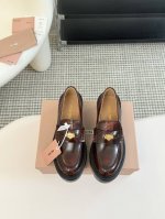 Miu Mi* 缪缪新款轻便钱币厚底乐福鞋 缪缪这一款也太美了吧，无敌搭配怎么穿都超级好看钱币的设计很复古很时尚！ 皮边全部细节油边处理，原版开模橡胶大底！原版