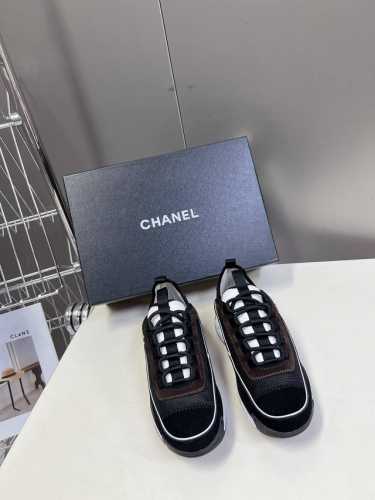 CHANEL香奈儿经典运动鞋超级网红系！超多网红上脚，专柜超火香奈儿的世界一直是女生梦寐以求的，简约的隔板设计 超级演绎多重质感效果，最抢眼LOGO双C也是超爱