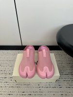 Tabi Footwear 24Ss 春夏 分趾鞋系列 是一个专注于提供高品质鞋履的品牌 其产品线包括多种款式和颜色，如黑色、蓝色和棕色等。 该品牌的产品被认为