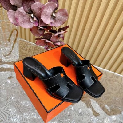 Hermès 爱马仕经典防h粗跟拖鞋 极约复古的设计 浓厚的异域风情 时髦感十足、随便上脚都很有腔调 简简单单的款式随便搭配一下高级感就很棒 百搭的颜色流畅的线