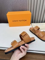 louis Vuitton路易威登新款拖鞋火爆上市，1:1高级定制，秒杀一切仿品，原版开模Logo冲孔装饰，既时尚又美观，面料:小牛皮，内里羊皮，精美原版鞋楦，