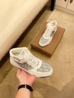 工厂价 Dior 迪奥 中帮 2024新款精心打造，引爆全场！不断创新的国际品牌 此款男士四季高帮休闲鞋，原版版本，鞋面采用牛皮面料 ，皮垫脚真爆超轻防滑大底，