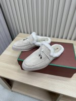 男款 L 情款款羊毛系列！半拖 新品发售 面料：采用 Wish 羊皮面料制作 羊京面 内里：全真绒毛，垫脚羊皮羊毛 大底：耐磨牛筋底 全方位一比一复原专柜工艺流