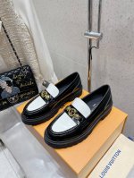 LV 秋冬新款链条浮雕厚底乐福鞋鞋面：进口开边珠牛皮内里：进口牛皮大底：原版开模发泡橡胶大底 跟高：5.5cmSIZE：女35-39 男39-45 女40男45
