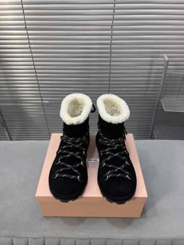 Miumiu 缪缪 Ss秋冬走秀款 绑带羊毛小短靴雪地靴毛毛鞋 经常出现在各大时装杂志封面 各路明星、小红书博主都有钟爱 搭配绑带设计更显优雅，上脚尤为惊艳到你