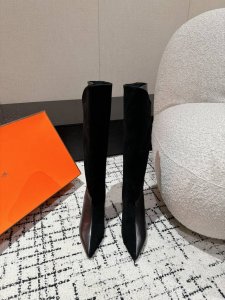 顶级版本 Hermes 24 爱马家经典走秀款长靴 毋庸置疑是奢侈品中的翘楚 每个单品出来都是非常深入人心虽然款式出的少 但是胜在精 胜在经典 从来不会过时 属