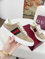 高版本 Gucci 古奇新款经典款情侣款运动鞋小白鞋。官网一比复制。面料:小牛皮+品牌压花工艺，原版经典织带 牛皮内裡，牛皮垫脚，内置高弹成型乳胶垫，舒适透气。