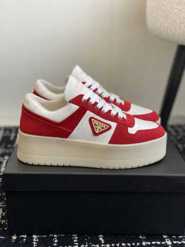 代购级400 prada 25Ss P家 25春夏厚底小白鞋（德训风格） 麂皮和光面皮拼接撞色，细节感跟好 三角标点缀，简单高级！ 关键上脚超显腿长，轻松拉长腿