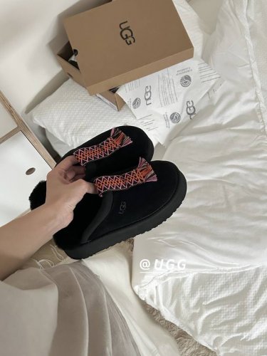Ugg｜ 专柜最新 塔茨尔厚底拖鞋 4个颜色，官网同步4层大底 鞋底厚底：约 4Cm 鞋面设计，鞋面采用优质翻毛皮，亲肤舒适。 鞋内里材质，采用隆丰羊皮毛一体。