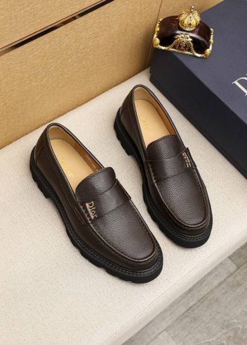商品商标：Dior 迪奥 休闲皮鞋正码码数: 39-44 45订做 商品材料：精选 意大利进口头层荔枝纹牛皮鞋面+经典五金扣，进口水染牛皮内里。强烈立体视觉效果