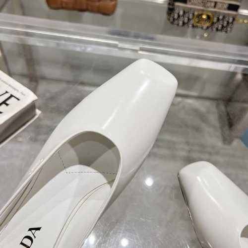 工厂价P310，25年新款上市走秀明星新品时尚潮流【Prada 普拉达】方头高跟方跟粗跟凉鞋后空单鞋。鞋面采用进口牛漆皮，开边珠、内里垫脚为进口羊皮，意大利注塑