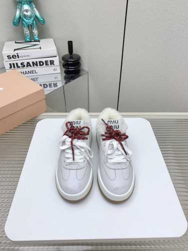 出厂 高版本 Miu Miu 秋冬新款的休闲运动小白鞋毛鞋真的美炸啦！ 简约而不简单。经典的白色，超级百搭，无论是搭配牛仔裤还是裙子人，都能轻松打造出时尚感。鞋
