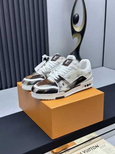 工厂直销 顶级版本 LV-路易威登-经典走秀新款空胶工艺 原版1：1开发复刻！！上脚非常舒适 奢侈用料，做工精细，中底印有欧洲制造英文字母鞋面由意大利进口小牛皮