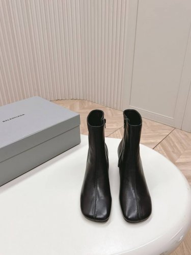 Balenciaga巴黎世家走秀款 高跟短靴、巴黎时装周重磅新品，海外各大博主相继大秀金卡戴珊kardashian Kollection欧美天后麻辣鸡nicki