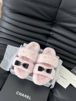 Chanel 24B新款毛毛拖鞋！ 这款毛拖真的是真太可爱了～ 柔软蓬松的毛毛，舒服暖脚 增高显腿长 秋冬搭配袜子休闲又慵懒 上脚真的好看又时髦 进口羊毛，手感