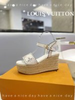 价格： LOUIS Vuitton 最新走秀款厚底凉鞋 香港原版购入一比一开模 今年的款式比去年增加激光元素 显得更为大牌 皮面款采用原版小牛皮 内里垫脚全羊皮