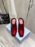 prada 普拉达 早春新款 绝美方头粗跟高跟半拖鞋 时尚界久违的极简之美经典时尚配色 毫不费力的优雅风来袭 时髦 精致 绝美 方头开边珠外穿时尚气质简约新款日
