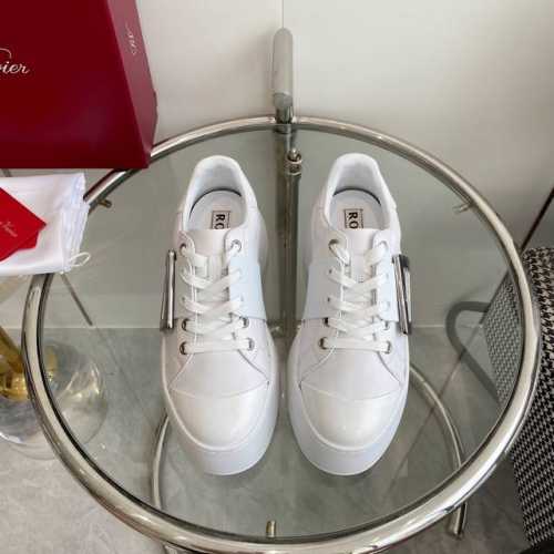 光扣 钻扣 Rv新款viv' Skate皮革方扣厚底运动鞋 顶级品质 材质与工艺： 原版纳帕小牛皮 漆皮点缀细节 鞋面闪钻饰扣 金属饰扣 皮革内底 防滑耐磨橡胶