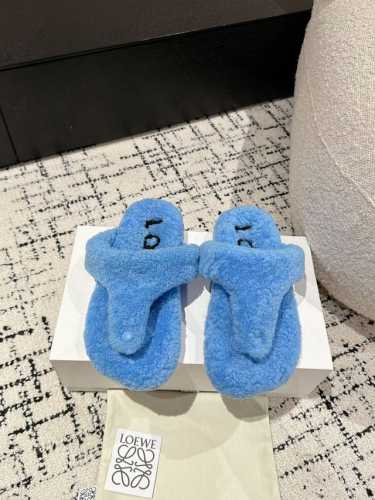 情侣款 高版本 Loewe罗意威 24 New Arrival 柔软羔羊毛夹角拖鞋 夹脚毛拖鞋可谓非常少有，创新别样，垫脚lorwe字母羊毛造型很别致呀；还原原